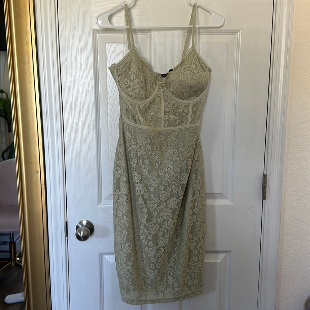 Cute and bit stretchy sage lace dress!